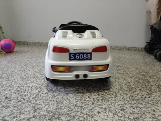 Coche eléctrico infantil blanco