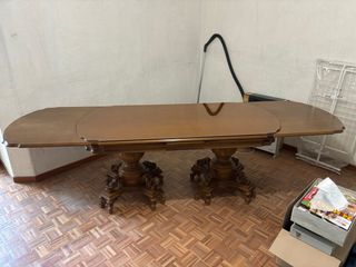 Mesa de comedor de madera y cristal