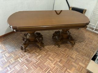 Mesa de comedor de madera y cristal