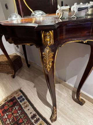 Consola antigua de madera con marqueteria