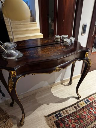Consola antigua de madera con marqueteria