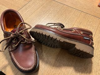 Náuticos de piel marrón