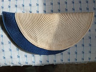 Sombrero y cartera de rafia con flores y pedrería