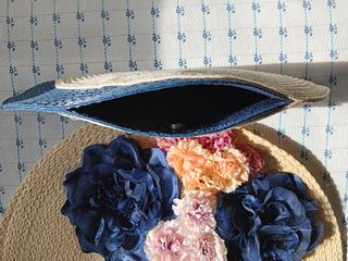 Sombrero y cartera de rafia con flores y pedrería