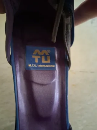 Zapatos de tacón azul y plateado