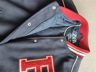 Cazadora Bomber Zara Azul y Blanca