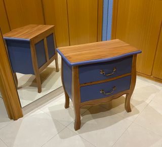 Mesita de noche de madera azul
