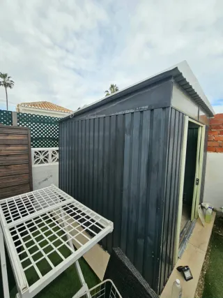 Caseta de jardín metálica gris y verde