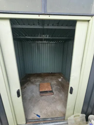 Caseta de jardín metálica gris y verde