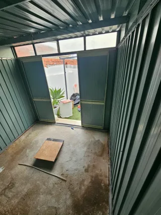 Caseta de jardín metálica gris y verde