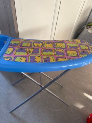 Mesa de planchar de juguete azul