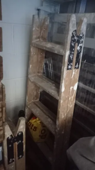 Escalera de tijera de madera