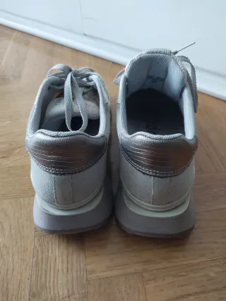 Zapatillas beige y marrón