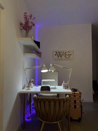 Se alquila mesa en salón de uñas