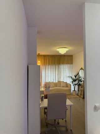 Se alquila mesa en salón de uñas