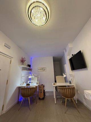 Se alquila mesa en salón de uñas