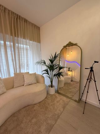 Se alquila mesa en salón de uñas