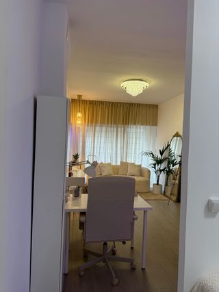 Se alquila mesa en salón de uñas