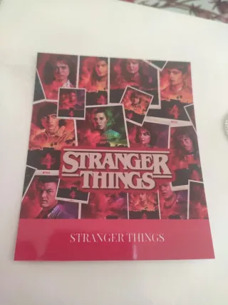 Pulsera, charm, dos fotos de stranger things