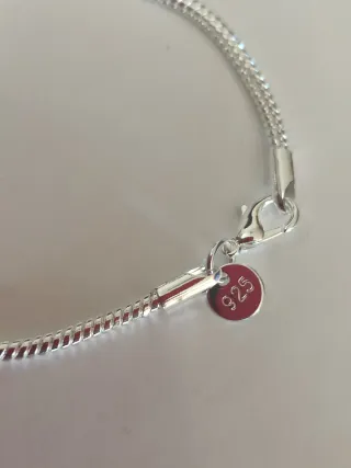 Pulsera, charm, dos fotos de stranger things