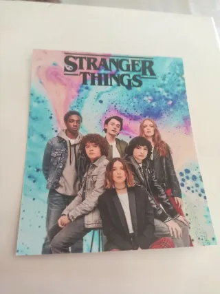Pulsera, charm, dos fotos de stranger things