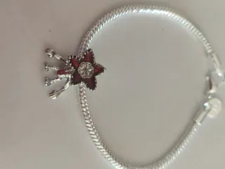 Pulsera, charm, dos fotos de stranger things