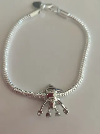 Pulsera, charm, dos fotos de stranger things