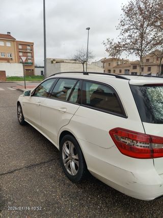 Mercedes-Benz E300. 2011