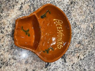 Cuenco de barro artesanal para aceitunas