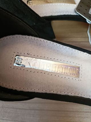 Sandalias Efecto Gamuza con Etiqueta Color Negro