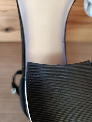 Sandalias Efecto Gamuza con Etiqueta Color Negro