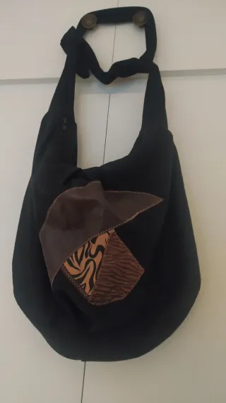 Bolso negro con apliques marrones