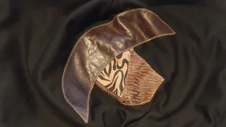 Bolso negro con apliques marrones