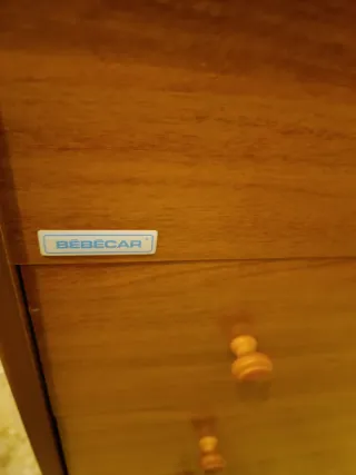 Cómoda de madera con cajones y ruedas