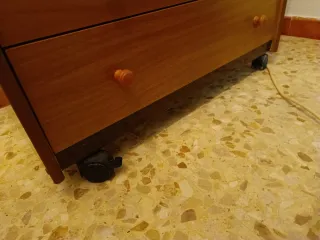 Cómoda de madera con cajones y ruedas