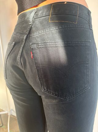 Bermuda Levi's Negra Deshilachada