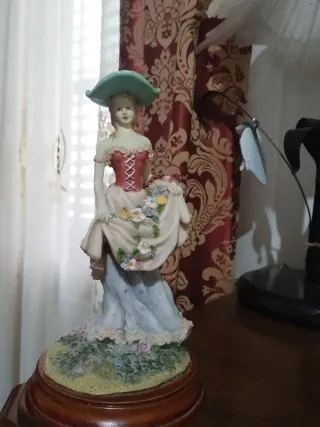 Statua Dama con Cappello e Fiori