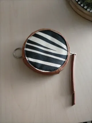 Monedero redondo con estampado cebra