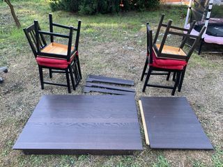 Mesa extensible y 4 sillas de madera