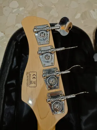 Bajo Marcus Miller V7 2Gen. Fresno. Con funda.