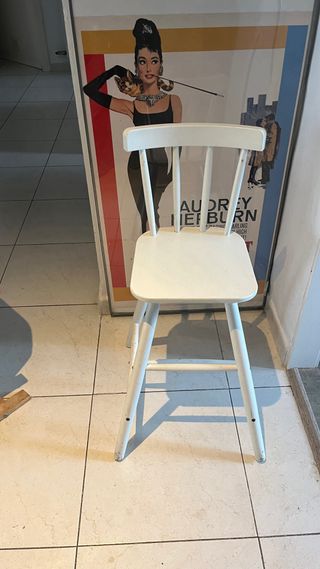 Silla infantil de madera blanca