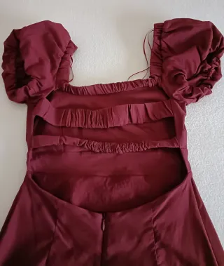 Vestido burdeos manga abullonada