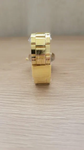 Reloj de pulsera dorado con esfera negra