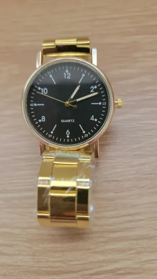 Reloj de pulsera dorado con esfera negra