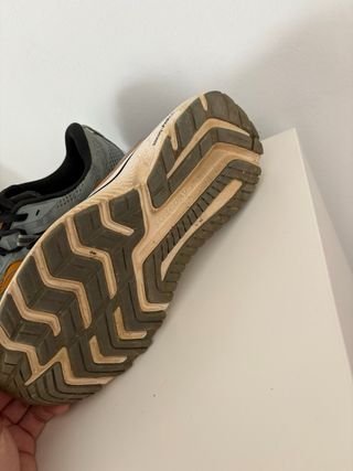 Zapatillas running Saucony grises y naranjas