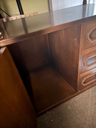 Mueble TV antiguo de madera con cajones y puerta