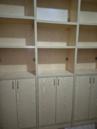 Estantería modular de madera clara