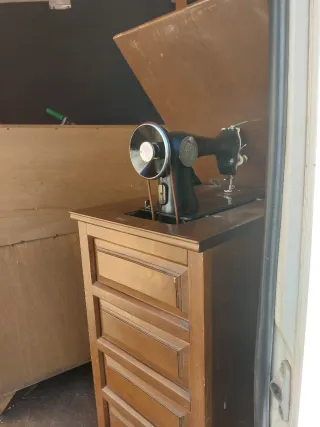 Máquina de coser antigua con mueble