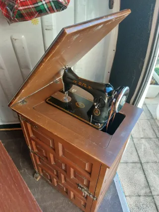Máquina de coser antigua con mueble