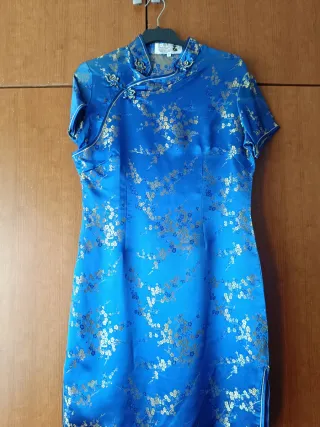 Vestido azul con estampado floral dorado